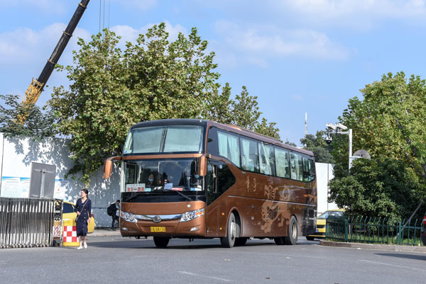 （班車租賃費用）企業(yè)班車租賃多少錢？決定因素哪些？